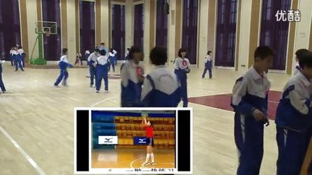 人教版初中体育八年级下册《排球：正面双手垫球活动》教学视频