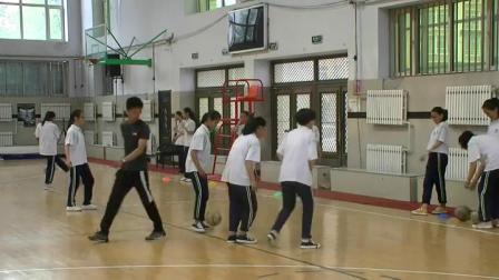 《足球-脚内侧传接球》人教版初一体育与健康，廖开亮