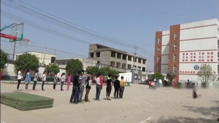 《小足球：跑动运球》科学版三年级体育，李东