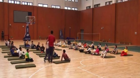 人教版体育五年级《肩肘倒立》课堂教学视频实录-朱琪华