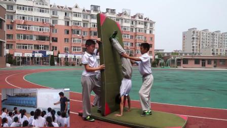 《有人扶持手倒立》科学版六年级体育，董岩
