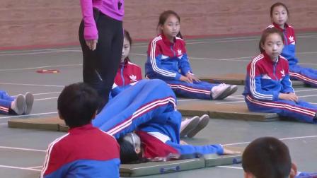 人教版体育五年级《肩肘倒立》课堂教学视频实录-卢清霞