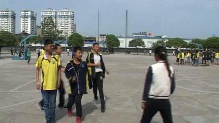《足球-脚内侧踢地滚球》人教版初一体育与健康，纪亚男
