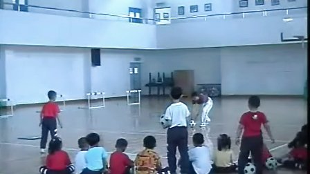 小学一年级体育优质课视频《小足球射门》_小学体育优质课视频