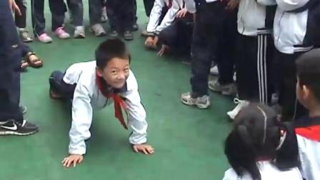 《障碍接力——送水》人教版体育二年级，杨志清