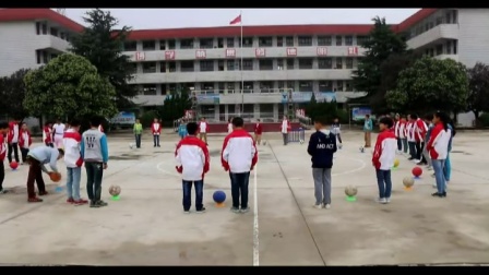 《足球-脚内侧传接球》人教版初一体育与健康，王秦秦