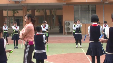 小学体育人教版五六年级《1.向前、向后摇绳编花跳》河南段佳洁