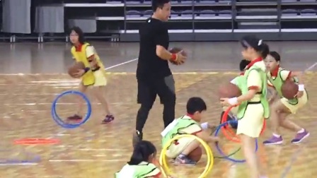 小学体育人教版三四年级《2.行进间运球与游戏》广东翟志清