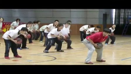 初中八年级体育《篮球持球交叉步突破》教学视频，高中体育名师工作室教学视频