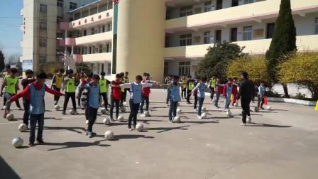 《足球脚内侧踢球》初一体育，桑建