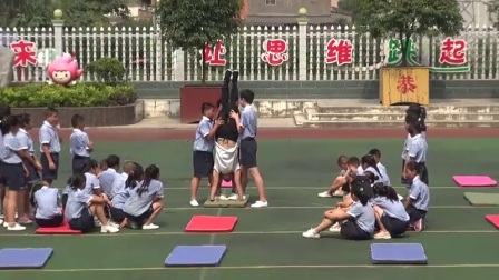 小学体育人教版五六年级《3.脚蹬墙手倒立》湖北彭昌进