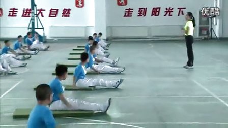 小学体育水平三五年级篮球《肩肘倒立》教学视频（耿霞）