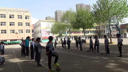 《足球：脚内侧传球》科学版三年级体育，李凯歌