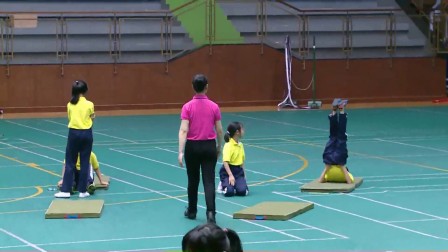 人教版体育五年级《肩肘倒立》课堂教学视频实录-童海琼