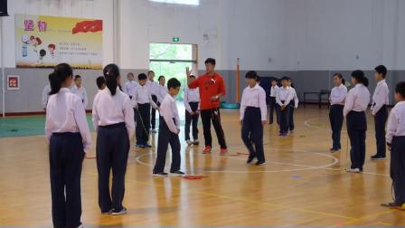 小学体育五年级《跨越式跳高》课堂教学视频实录-虞富