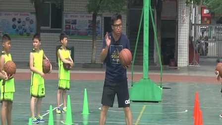 小学体育人教版五六年级《4.体前变向换手运球技术与游戏》江西秦佳萌