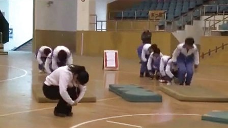 初中八年级体育《远撑前滚翻》教学视频，高中体育名师工作室教学视频