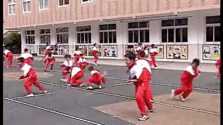 小学三年级体育教学视频《原地侧面投掷轻物》第四届全国体育观摩课教学视频