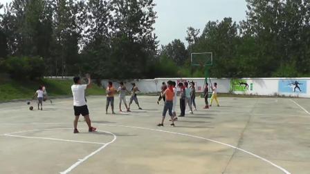 《篮球原地双手胸前传接球》优质课（科学版六年级体育，张录）