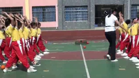 小学体育人教版三四年级《3.双手前掷实心球》江西方松