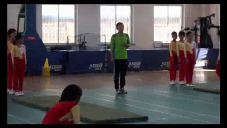 《滚翻组合》优质课（沪少版五年级体育，田腾蛟）