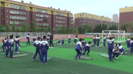 人教版小学三年级体育《前滚翻》课堂教学视频实录-李维航