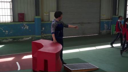 人教版体育五年级《支撑跳跃：跳上成蹲撑-挺身跳下》课堂教学视频实录-陈素蓉