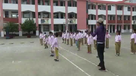 《立定跳远》一年级体育，叶倩倩