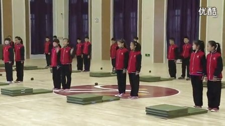 人教版小学体育三年级下册《跪跳起》教学视频