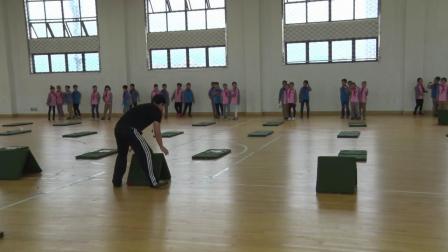 小学体育五年级《跨跳小游戏》课堂教学视频实录-娄坤