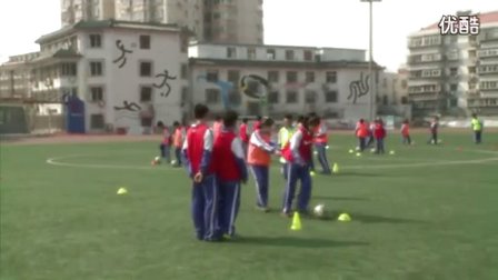 人教版初中体育八年级下册《足球：正脚背运球》教学视频