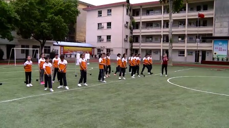 小学体育人教版五六年级《1.各种形式的掷实心球与发展体能》陕西吴小花