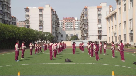 人教版体育五年级第三单元《排球正面下手发球》课堂教学视频实录-董琳玉