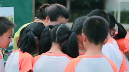 小学体育人教版五六年级《前滚翻交叉转体180°-后滚动-挺身分腿跳》湖北昌莉莎