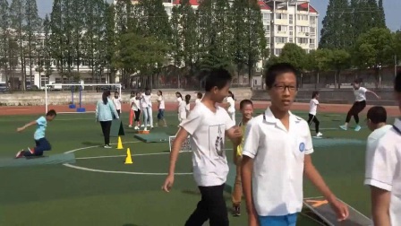 《蹲踞式跳远》优质课（科学版五年级体育，陈云）