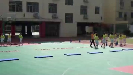 小学体育人教版五六年级《1.50 米快速跑的完整技术与游戏》江西张帆